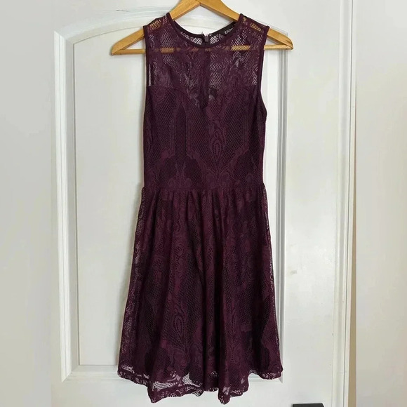 Express Maroon Lace Mini Dress - Picture 5 of 8